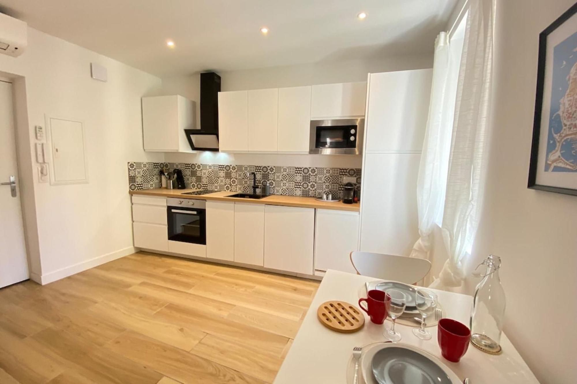 06An - Beautiful Apartment In The Heart Of Old 앙티브 외부 사진